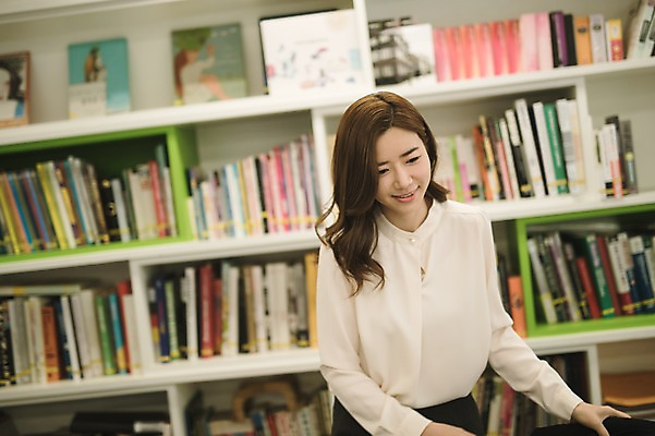 포토 JPG 여자 실내 한명 서기 미소 상반신 성인 앞모습 30대 사무실 한국인 비즈니스우먼 워킹맘 성인여자한명만 국내포토 1 뷰포인트 비즈니스 모션 엄마 표정 사람 동양인 내부 장년 직장인 여자한명만 성인여자만 파일형식