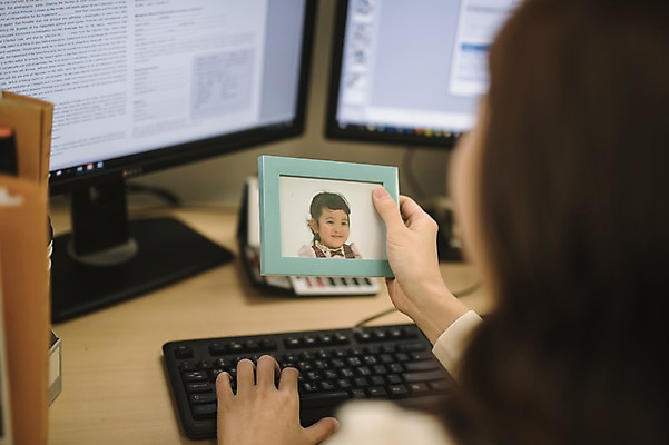 포토 JPG 여자 액자 실내 한명 들기 앉기 상반신 성인 앞모습 뒷모습 30대 컴퓨터 사무실 한국인 비즈니스우먼 책상 워킹맘 성인여자한명만 국내포토 1 뷰포인트 가구 비즈니스 모션 엄마 사람 동양인 내부 장년 전자제품 직장인 여자한명만 성인여자만 파일형식