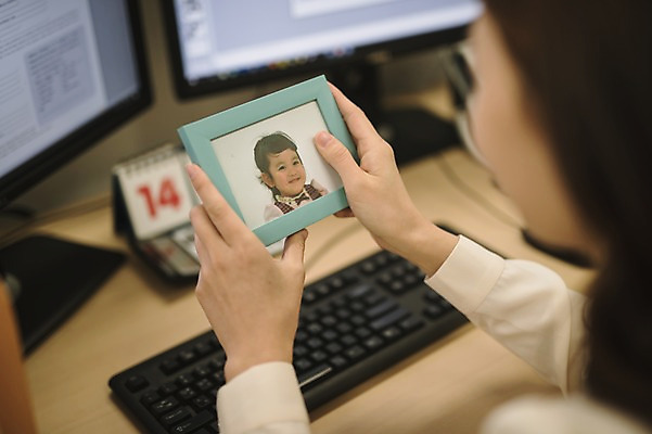 포토 JPG 여자 액자 실내 한명 들기 앉기 상반신 성인 앞모습 뒷모습 30대 컴퓨터 사무실 한국인 비즈니스우먼 책상 워킹맘 성인여자한명만 국내포토 1 뷰포인트 가구 비즈니스 모션 엄마 사람 동양인 내부 장년 전자제품 직장인 여자한명만 성인여자만 파일형식