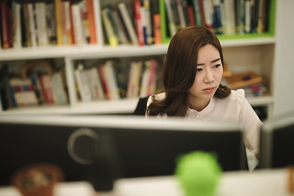 포토 JPG 여자 실내 한명 앉기 상반신 성인 앞모습 30대 사무실 한국인 업무 비즈니스우먼 책상 워킹맘 성인여자한명만 국내포토 1 뷰포인트 가구 비즈니스 모션 엄마 사람 동양인 내부 장년 작업 직장인 여자한명만 성인여자만 파일형식