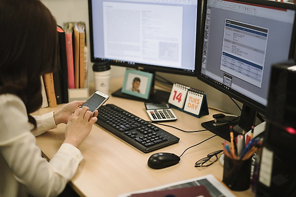 포토 JPG 여자 실내 한명 앉기 상반신 성인 옆모습 30대 스마트폰 컴퓨터 사무실 한국인 업무 비즈니스우먼 책상 워킹맘 성인여자한명만 국내포토 1 뷰포인트 가구 비즈니스 모션 엄마 사람 동양인 내부 장년 전자제품 핸드폰 스마트기기 작업 직장인 여자한명만 성인여자만 파일형식