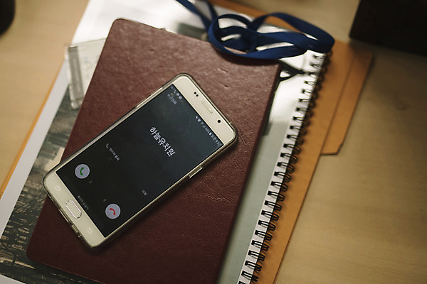 포토 JPG 비즈니스 실내 사람없음 스마트폰 사무실 다이어리 책상 파일 통화 워킹맘 국내포토 가구 모션 엄마 내부 핸드폰 스마트기기 사무용품 비즈니스우먼 파일형식