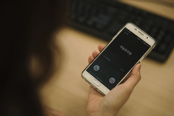 포토 JPG 손 여자 실내 한명 들기 성인 신체부위 30대 스마트폰 사무실 한국인 비즈니스우먼 통화 워킹맘 성인여자한명만 국내포토 1 비즈니스 모션 엄마 사람 동양인 내부 장년 핸드폰 스마트기기 직장인 여자한명만 성인여자만 파일형식