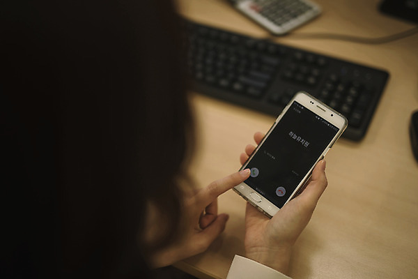 포토 JPG 손 여자 실내 한명 들기 성인 신체부위 30대 스마트폰 사무실 한국인 비즈니스우먼 통화 워킹맘 성인여자한명만 국내포토 1 비즈니스 모션 엄마 사람 동양인 내부 장년 핸드폰 스마트기기 직장인 여자한명만 성인여자만 파일형식