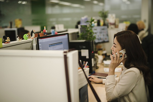 포토 JPG 여자 실내 한명 상반신 성인 옆모습 30대 스마트폰 사무실 한국인 비즈니스우먼 책상 통화 워킹맘 성인여자한명만 국내포토 1 뷰포인트 가구 비즈니스 모션 엄마 사람 동양인 내부 장년 핸드폰 스마트기기 직장인 여자한명만 성인여자만 파일형식