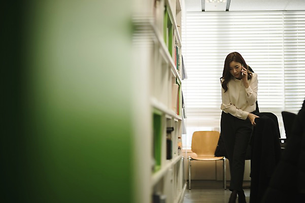 포토 JPG 전신 여자 실내 한명 성인 앞모습 30대 사무실 걷기 한국인 비즈니스우먼 통화 워킹맘 성인여자한명만 국내포토 1 뷰포인트 비즈니스 모션 엄마 사람 동양인 내부 장년 직장인 여자한명만 성인여자만 파일형식