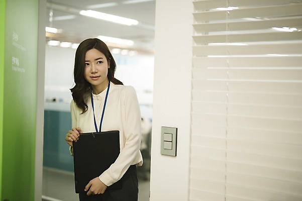 포토 JPG 응시 여자 실내 한명 서기 상반신 성인 앞모습 30대 사무실 한국인 비즈니스우먼 결재 결재판 워킹맘 성인여자한명만 국내포토 1 시선 뷰포인트 비즈니스 모션 엄마 사람 동양인 내부 장년 직장인 여자한명만 성인여자만 파일형식