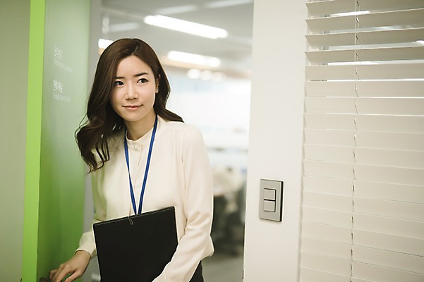 포토 JPG 여자 실내 한명 서기 상반신 성인 앞모습 30대 사무실 한국인 비즈니스우먼 결재 결재판 워킹맘 성인여자한명만 국내포토 1 뷰포인트 비즈니스 모션 엄마 사람 동양인 내부 장년 직장인 여자한명만 성인여자만 파일형식