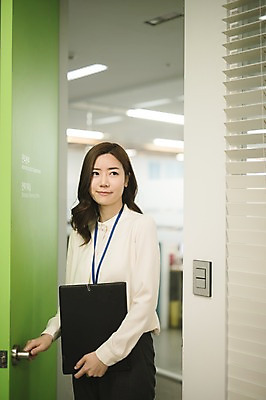 포토 JPG 여자 실내 한명 서기 상반신 성인 앞모습 30대 사무실 한국인 비즈니스우먼 결재 결재판 워킹맘 성인여자한명만 국내포토 1 뷰포인트 비즈니스 모션 엄마 사람 동양인 내부 장년 직장인 여자한명만 성인여자만 파일형식 직업 가족 인종 여자만 성인만 관계