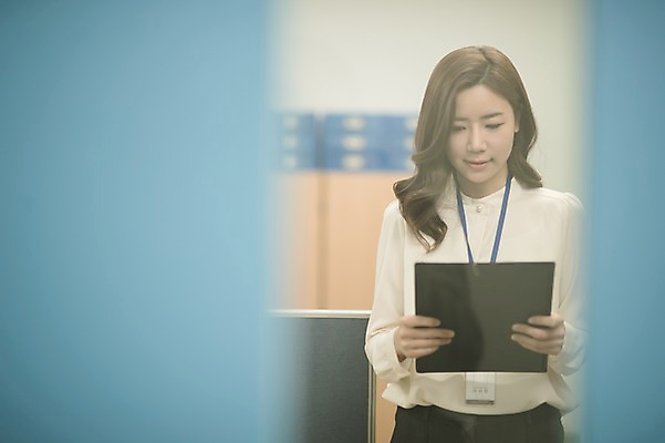 포토 JPG 여자 실내 한명 서기 들기 상반신 성인 앞모습 30대 사무실 한국인 비즈니스우먼 결재 결재판 워킹맘 성인여자한명만 국내포토 1 뷰포인트 비즈니스 모션 엄마 사람 동양인 내부 장년 직장인 여자한명만 성인여자만 파일형식