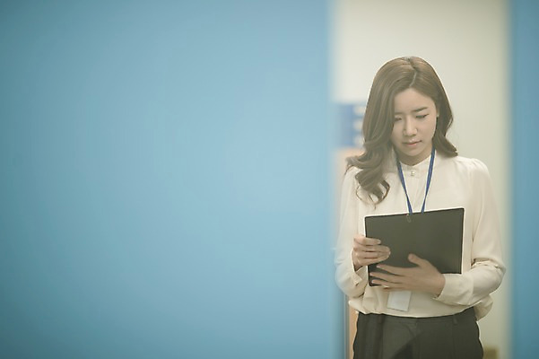 포토 JPG 여자 실내 한명 서기 들기 상반신 성인 앞모습 30대 사무실 한국인 비즈니스우먼 결재 결재판 워킹맘 성인여자한명만 국내포토 1 뷰포인트 비즈니스 모션 엄마 사람 동양인 내부 장년 직장인 여자한명만 성인여자만 파일형식 직업 가족 인종 여자만 성인만 관계