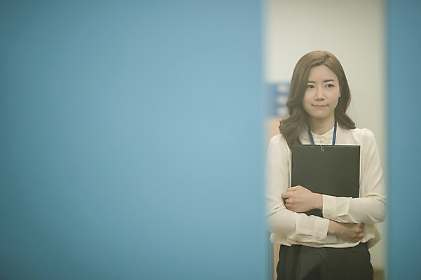 포토 JPG 여자 실내 한명 서기 들기 상반신 성인 앞모습 30대 사무실 한국인 비즈니스우먼 결재 결재판 워킹맘 성인여자한명만 국내포토 1 뷰포인트 비즈니스 모션 엄마 사람 동양인 내부 장년 직장인 여자한명만 성인여자만 파일형식 직업 가족 인종 여자만 성인만 관계