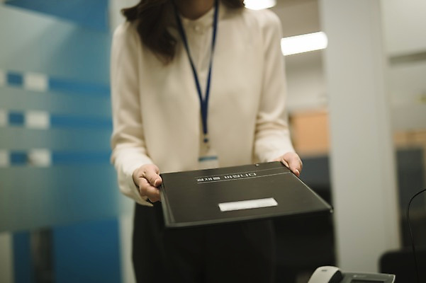 포토 JPG 여자 실내 한명 서기 들기 상반신 성인 앞모습 30대 사무실 한국인 비즈니스우먼 주기 결재 결재판 워킹맘 성인여자한명만 국내포토 1 뷰포인트 비즈니스 모션 엄마 사람 동양인 내부 장년 직장인 여자한명만 성인여자만 파일형식