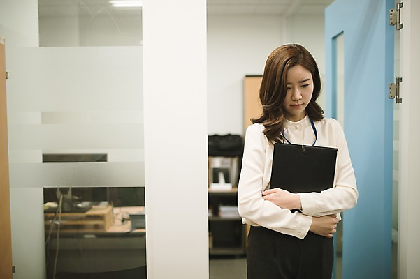 포토 JPG 여자 실내 한명 서기 들기 상반신 성인 앞모습 30대 사무실 한국인 비즈니스우먼 꾸지람 고민 결재 결재판 워킹맘 심각 성인여자한명만 국내포토 1 감정 뷰포인트 컨셉 비즈니스 모션 엄마 사람 동양인 내부 장년 직장인 체벌 여자한명만 성인여자만 파일형식