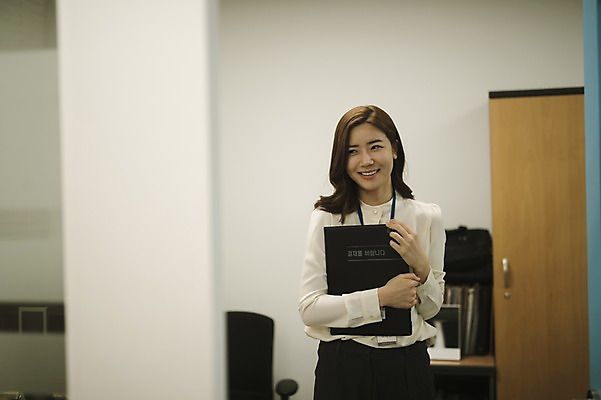 포토 JPG 여자 실내 한명 서기 미소 들기 상반신 성인 앞모습 30대 사무실 한국인 비즈니스우먼 결재 결재판 워킹맘 성인여자한명만 국내포토 1 뷰포인트 비즈니스 모션 엄마 표정 사람 동양인 내부 장년 직장인 여자한명만 성인여자만 파일형식
