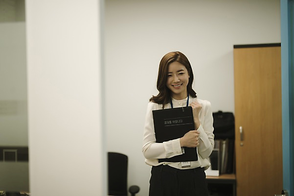 포토 JPG 여자 실내 한명 서기 미소 들기 상반신 성인 앞모습 30대 사무실 주먹 한국인 비즈니스우먼 결재 결재판 워킹맘 성인여자한명만 국내포토 1 뷰포인트 비즈니스 모션 엄마 표정 사람 동양인 내부 장년 직장인 여자한명만 성인여자만 파일형식