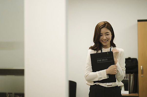 포토 JPG 여자 실내 한명 서기 미소 들기 상반신 성인 앞모습 30대 사무실 주먹 한국인 비즈니스우먼 결재 결재판 워킹맘 성인여자한명만 국내포토 1 뷰포인트 비즈니스 모션 엄마 표정 사람 동양인 내부 장년 직장인 여자한명만 성인여자만 파일형식