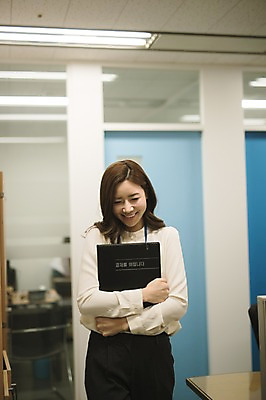 포토 JPG 여자 실내 한명 서기 미소 들기 상반신 성인 앞모습 30대 사무실 한국인 비즈니스우먼 결재 결재판 워킹맘 성인여자한명만 국내포토 1 뷰포인트 비즈니스 모션 엄마 표정 사람 동양인 내부 장년 직장인 여자한명만 성인여자만 파일형식