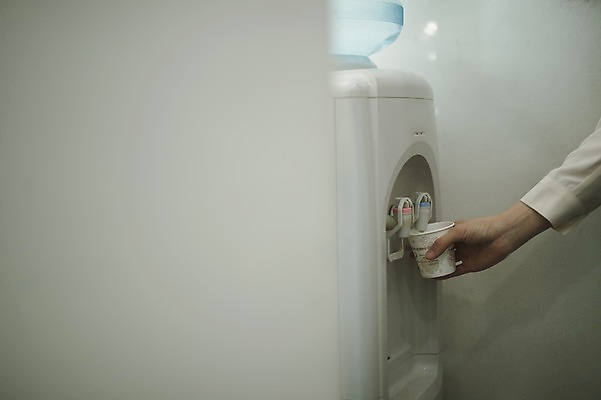 포토 JPG 손 여자 한손 실내 한명 들기 성인 신체부위 30대 사무실 한국인 비즈니스우먼 종이컵 워킹맘 정수기 성인여자한명만 국내포토 1 비즈니스 모션 엄마 사람 동양인 내부 컵 장년 직장인 일회용 여자한명만 성인여자만 파일형식