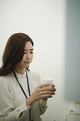 포토 JPG 여자 실내 한명 서기 들기 상반신 성인 옆모습 30대 사무실 한국인 비즈니스우먼 종이컵 워킹맘 성인여자한명만 국내포토 1 뷰포인트 비즈니스 모션 엄마 사람 동양인 내부 컵 장년 직장인 일회용 여자한명만 성인여자만 파일형식