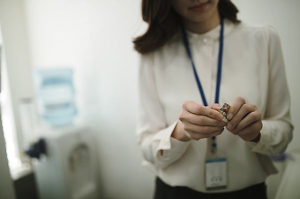 포토 JPG 여자 실내 한명 들기 상반신 성인 앞모습 아웃포커스 30대 사무실 알약 한국인 비즈니스우먼 워킹맘 영양제 성인여자한명만 국내포토 1 뷰포인트 비즈니스 모션 엄마 촬영기법 사람 동양인 내부 장년 약 직장인 여자한명만 성인여자만 파일형식