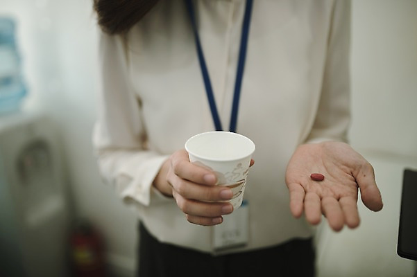 포토 JPG 여자 실내 한명 들기 상반신 성인 앞모습 30대 사무실 알약 건강관리 한국인 비즈니스우먼 종이컵 워킹맘 영양제 성인여자한명만 국내포토 1 뷰포인트 비즈니스 모션 엄마 건강 관리 사람 동양인 내부 컵 장년 약 직장인 일회용 여자한명만 성인여자만 파일형식