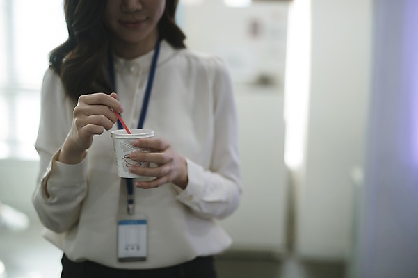 포토 JPG 여자 커피 실내 한명 들기 상반신 성인 앞모습 30대 사무실 한국인 비즈니스우먼 종이컵 워킹맘 성인여자한명만 국내포토 1 음료 뷰포인트 비즈니스 모션 엄마 사람 동양인 내부 컵 장년 직장인 일회용 여자한명만 성인여자만 파일형식