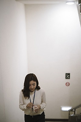 포토 JPG 여자 커피 실내 한명 서기 들기 상반신 성인 앞모습 30대 계단 한국인 비즈니스우먼 비상계단 워킹맘 성인여자한명만 국내포토 1 음료 뷰포인트 비즈니스 모션 엄마 사람 동양인 내부 장년 직장인 여자한명만 성인여자만 파일형식