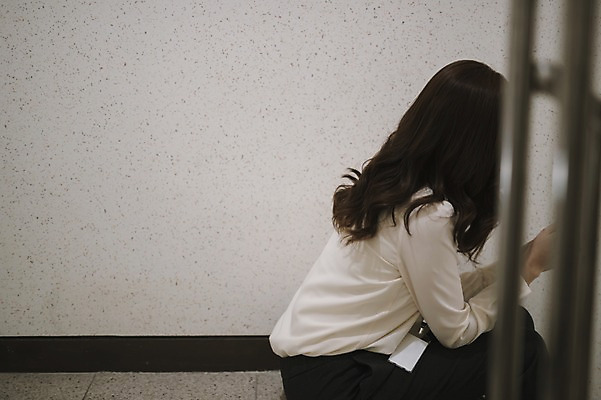 포토 JPG 여자 생각 휴식 실내 한명 앉기 상반신 성인 옆모습 30대 한국인 비즈니스우먼 비상계단 워킹맘 성인여자한명만 국내포토 1 뷰포인트 컨셉 비즈니스 모션 엄마 사람 동양인 내부 장년 계단 직장인 여자한명만 성인여자만 파일형식