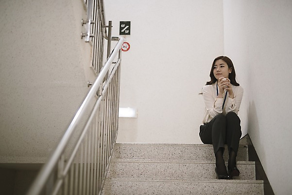 포토 JPG 전신 여자 커피 휴식 실내 한명 앉기 성인 앞모습 30대 한국인 비즈니스우먼 비상계단 워킹맘 성인여자한명만 국내포토 1 음료 뷰포인트 컨셉 비즈니스 모션 엄마 사람 동양인 내부 장년 계단 직장인 여자한명만 성인여자만 파일형식