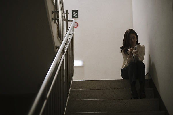 포토 JPG 전신 여자 커피 생각 휴식 실내 한명 앉기 성인 앞모습 30대 한국인 비즈니스우먼 비상계단 워킹맘 성인여자한명만 국내포토 1 음료 뷰포인트 컨셉 비즈니스 모션 엄마 사람 동양인 내부 장년 계단 직장인 여자한명만 성인여자만 파일형식