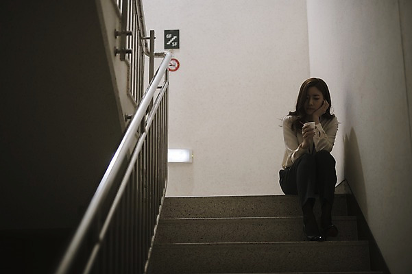 포토 JPG 전신 여자 커피 휴식 실내 피곤 한명 앉기 성인 앞모습 30대 한국인 비즈니스우먼 비상계단 워킹맘 성인여자한명만 국내포토 1 음료 뷰포인트 컨셉 비즈니스 모션 엄마 사람 동양인 내부 장년 계단 직장인 여자한명만 성인여자만 파일형식