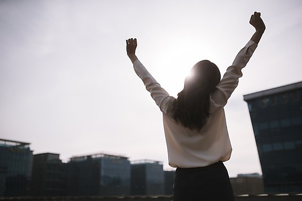 포토 JPG 주간 여자 휴식 한명 서기 상반신 성인 야외 뒷모습 30대 한국인 비즈니스우먼 옥상 기지개 워킹맘 성인여자한명만 국내포토 자연요소 1 뷰포인트 컨셉 비즈니스 모션 엄마 사람 동양인 장년 직장인 여자한명만 성인여자만 파일형식