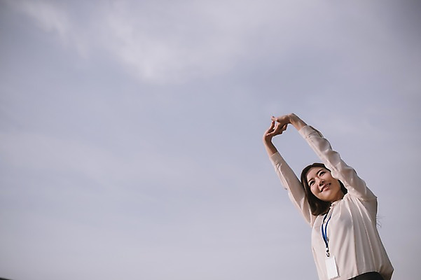 포토 JPG 주간 여자 로우앵글 하늘 휴식 한명 서기 미소 상반신 성인 야외 앞모습 30대 한국인 비즈니스우먼 옥상 기지개 워킹맘 성인여자한명만 국내포토 자연요소 1 뷰포인트 컨셉 비즈니스 모션 엄마 표정 사람 동양인 장년 직장인 여자한명만 성인여자만 파일형식