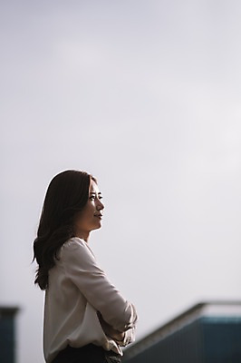 포토 JPG 주간 응시 여자 한명 서기 미소 상반신 성인 야외 옆모습 30대 팔짱 한국인 비즈니스우먼 옥상 워킹맘 성인여자한명만 국내포토 자연요소 1 시선 뷰포인트 비즈니스 모션 엄마 표정 사람 동양인 장년 직장인 여자한명만 성인여자만 파일형식