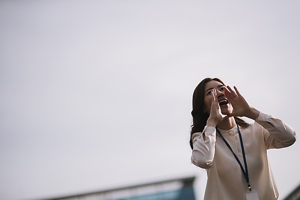 포토 JPG 주간 여자 한명 서기 상반신 성인 야외 앞모습 30대 외침 한국인 비즈니스우먼 옥상 워킹맘 성인여자한명만 국내포토 자연요소 1 뷰포인트 비즈니스 모션 엄마 사람 동양인 장년 소리 직장인 여자한명만 성인여자만 파일형식