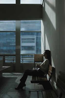 포토 JPG 전신 여자 벤치 휴식 실내 피곤 한명 앉기 성인 옆모습 30대 한국인 비즈니스우먼 워킹맘 성인여자한명만 국내포토 1 뷰포인트 컨셉 의자 비즈니스 모션 엄마 사람 동양인 내부 장년 직장인 여자한명만 성인여자만 파일형식