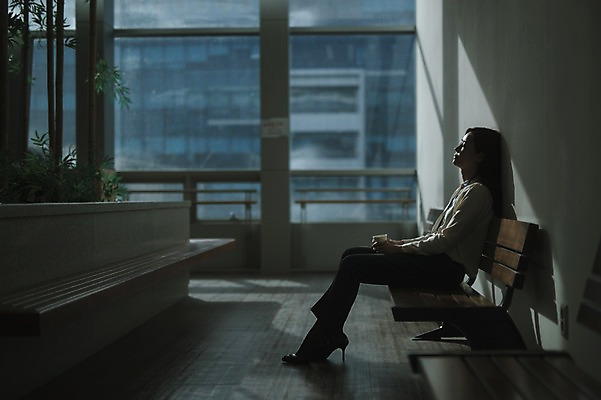 포토 JPG 전신 여자 벤치 휴식 실내 피곤 한명 앉기 성인 옆모습 30대 한국인 비즈니스우먼 워킹맘 성인여자한명만 국내포토 1 뷰포인트 컨셉 의자 비즈니스 모션 엄마 사람 동양인 내부 장년 직장인 여자한명만 성인여자만 파일형식