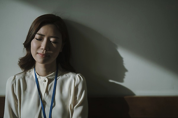 포토 JPG 여자 벤치 휴식 실내 피곤 그림자 한명 앉기 상반신 성인 앞모습 30대 눈감음 한국인 비즈니스우먼 워킹맘 성인여자한명만 국내포토 1 뷰포인트 컨셉 의자 비즈니스 모션 엄마 사람 동양인 내부 장년 직장인 여자한명만 성인여자만 파일형식