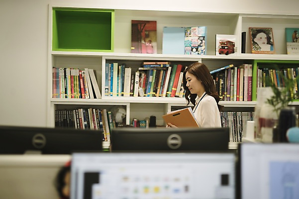 포토 JPG 여자 책장 실내 한명 들기 상반신 성인 옆모습 30대 사무실 걷기 한국인 비즈니스우먼 책상 파일 워킹맘 성인여자한명만 국내포토 1 뷰포인트 가구 비즈니스 모션 엄마 사람 동양인 내부 장년 직장인 여자한명만 성인여자만 파일형식