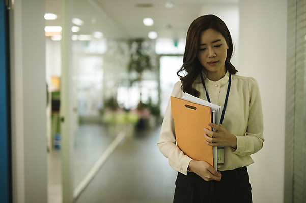 포토 JPG 여자 실내 한명 들기 상반신 성인 앞모습 30대 사무실 걷기 한국인 비즈니스우먼 복도 파일 워킹맘 성인여자한명만 국내포토 1 뷰포인트 비즈니스 모션 엄마 사람 동양인 내부 장년 직장인 여자한명만 성인여자만 파일형식