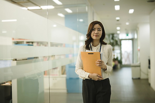 포토 JPG 여자 실내 한명 들기 상반신 성인 앞모습 30대 사무실 걷기 한국인 비즈니스우먼 복도 파일 워킹맘 성인여자한명만 국내포토 1 뷰포인트 비즈니스 모션 엄마 사람 동양인 내부 장년 직장인 여자한명만 성인여자만 파일형식