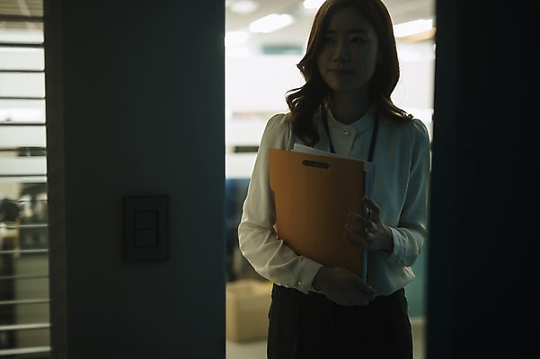 포토 JPG 여자 실내 한명 서기 들기 상반신 성인 앞모습 30대 어둠 한국인 비즈니스우먼 회의실 준비 파일 워킹맘 성인여자한명만 국내포토 1 뷰포인트 비즈니스 모션 엄마 사람 동양인 내부 장년 직장인 여자한명만 성인여자만 파일형식
