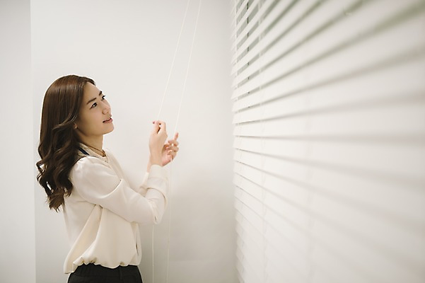 포토 JPG 여자 회의 실내 한명 서기 상반신 성인 옆모습 30대 한국인 블라인드 비즈니스우먼 회의실 준비 워킹맘 성인여자한명만 국내포토 1 뷰포인트 비즈니스 모션 엄마 사람 동양인 내부 장년 커튼 직장인 여자한명만 성인여자만 파일형식