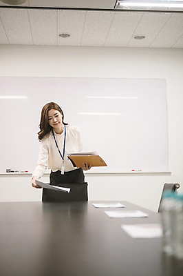 포토 JPG 여자 실내 한명 서기 상반신 성인 앞모습 30대 한국인 비즈니스우먼 책상 회의실 준비 문서 워킹맘 회의자료 성인여자한명만 국내포토 1 뷰포인트 가구 비즈니스 모션 엄마 사람 동양인 내부 장년 자료 직장인 여자한명만 성인여자만 파일형식
