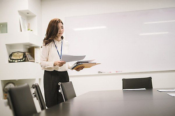 포토 JPG 여자 실내 한명 서기 상반신 성인 앞모습 30대 한국인 비즈니스우먼 책상 회의실 준비 문서 워킹맘 회의자료 성인여자한명만 국내포토 1 뷰포인트 가구 비즈니스 모션 엄마 사람 동양인 내부 장년 자료 직장인 여자한명만 성인여자만 파일형식