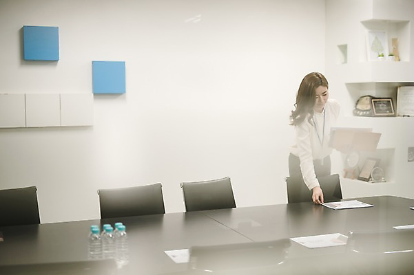 포토 JPG 여자 실내 한명 서기 상반신 성인 앞모습 30대 한국인 비즈니스우먼 책상 회의실 준비 문서 워킹맘 회의자료 성인여자한명만 국내포토 1 뷰포인트 가구 비즈니스 모션 엄마 사람 동양인 내부 장년 자료 직장인 여자한명만 성인여자만 파일형식