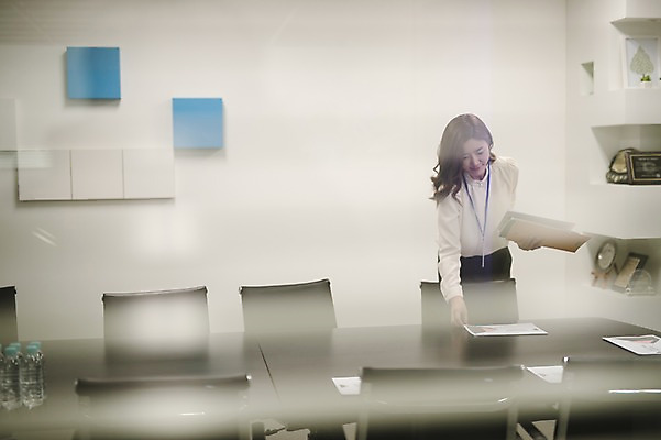 포토 JPG 여자 실내 한명 서기 상반신 성인 앞모습 30대 한국인 비즈니스우먼 책상 회의실 준비 문서 워킹맘 회의자료 성인여자한명만 국내포토 1 뷰포인트 가구 비즈니스 모션 엄마 사람 동양인 내부 장년 자료 직장인 여자한명만 성인여자만 파일형식