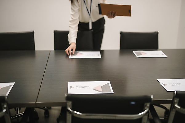 포토 JPG 여자 실내 한명 서기 상반신 성인 앞모습 30대 한국인 비즈니스우먼 책상 회의실 준비 문서 워킹맘 회의자료 성인여자한명만 국내포토 1 뷰포인트 가구 비즈니스 모션 엄마 사람 동양인 내부 장년 자료 직장인 여자한명만 성인여자만 파일형식