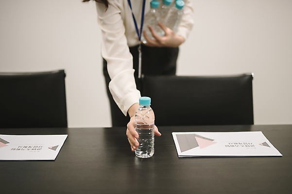 포토 JPG 여자 실내 한명 서기 들기 상반신 성인 앞모습 30대 한국인 비즈니스우먼 물병 회의실 준비 문서 워킹맘 성인여자한명만 국내포토 1 뷰포인트 비즈니스 모션 엄마 사람 동양인 내부 장년 직장인 물통 여자한명만 성인여자만 파일형식